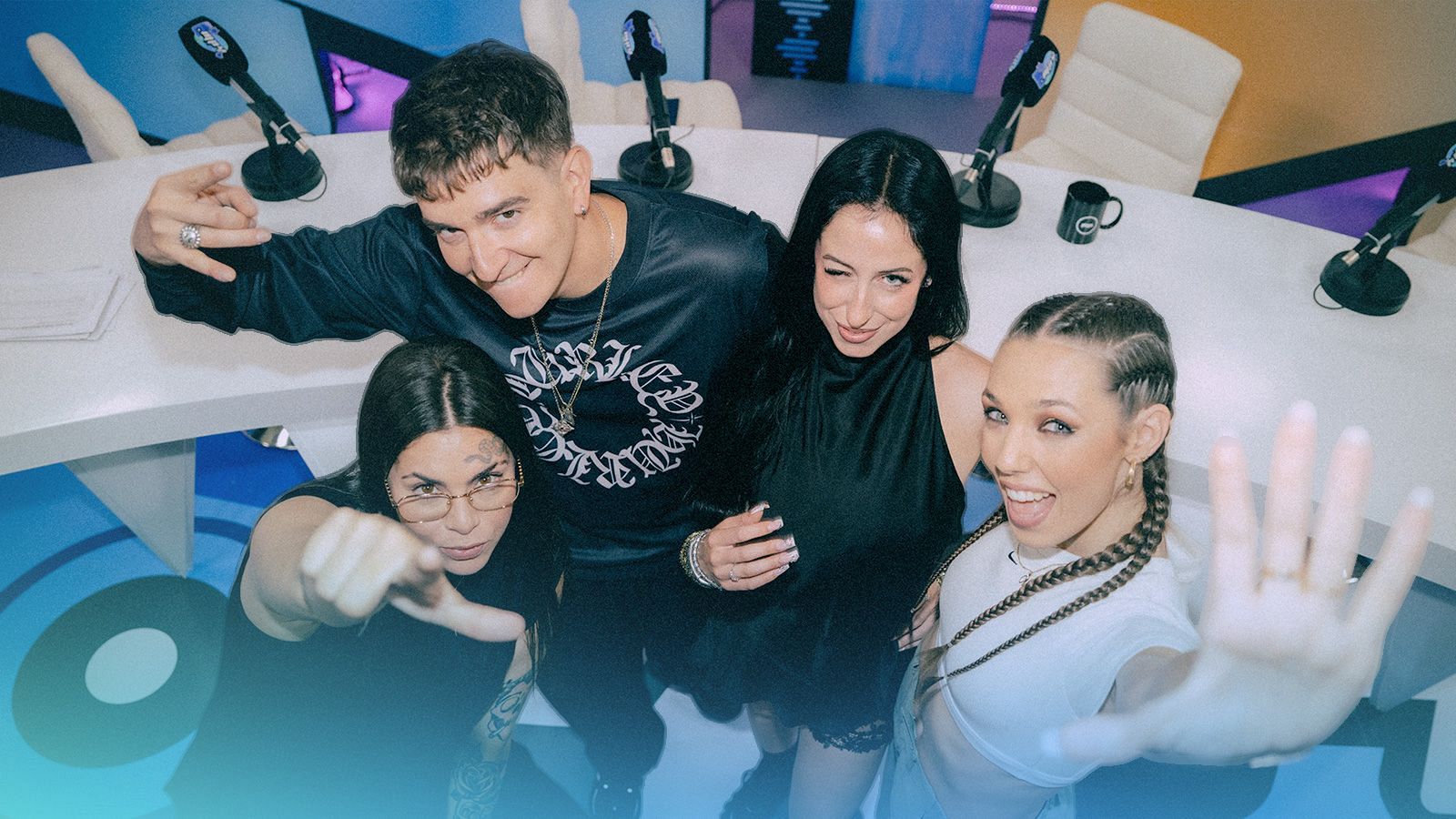 MP4: Mesa para 4 - Con Recycled J y Juicy BAE | Ver en Playz - MP4: Mesa para 4 | Ver