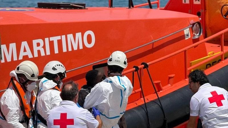 Rescatados en Alicante 20 subsaharianos, con 4 menores, muy d�biles y que llevaban 14 d�as a la deriva