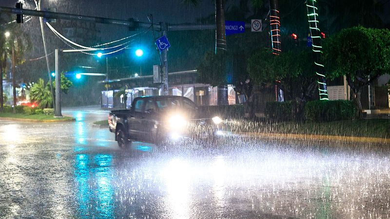 Erick tranquiliza a México: el huracán toca tierra y se debilita a categoría 1