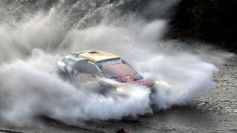 Carlos Sainz conserva casi 45 minutos de ventaja tras una etapa ganada por Al-Attiyah