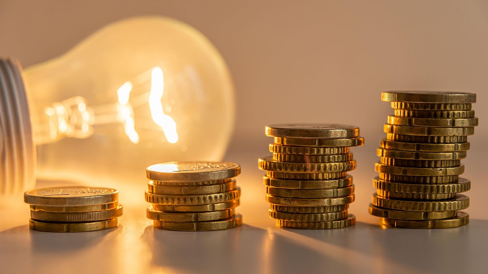 Sube el precio de la luz, siendo un 50% más cara que el año anterior - Telediario 1 | Ver