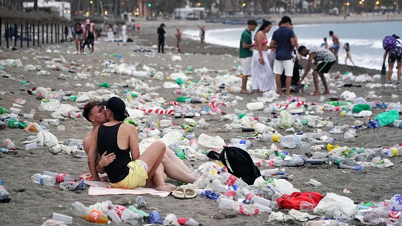 Más basura que cenizas en la noche de San Juan: "Esto ya no es una fiesta, es un estercolero urbano"