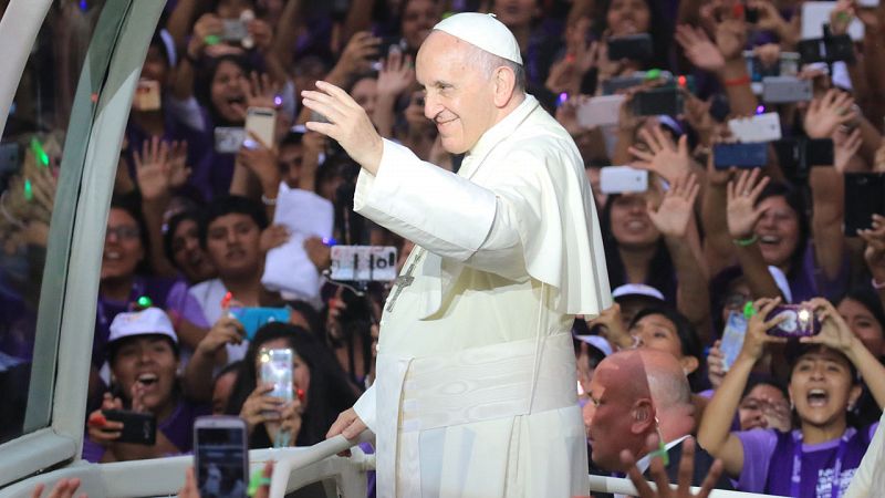 El papa Francisco inicia su visita a Perú con una frenética acogida