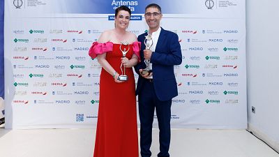 Los periodistas de RTVE Paco Arjona y Marta Solano recogen las Antenas de Plata 2025
