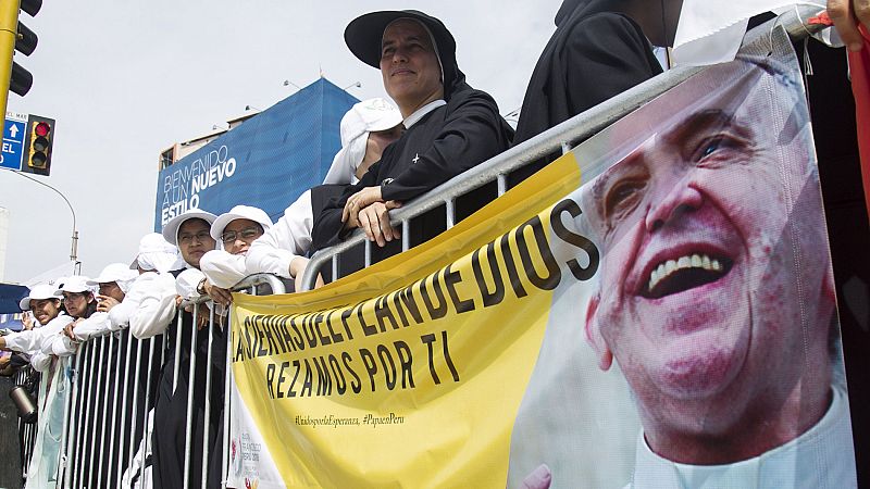El papa Francisco califica de "calumnias" las acusaciones contra el obispo chileno por encubrir abusos sexuales