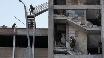 Personal de emergencias trabaja en un edificio daado tras el ataque con misiles de Irn contra Israel