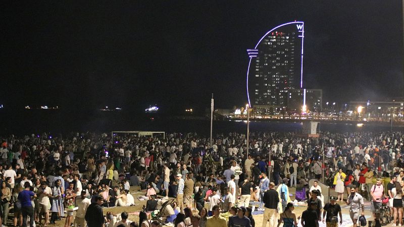 La revetlla de Sant Joan: una festa multitudinària amb foc, coques i mesures reforçades contra incendis