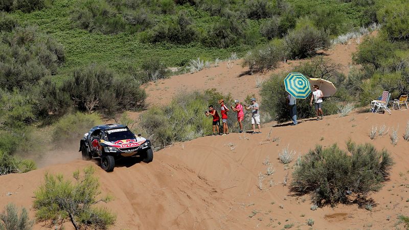 Sainz aumenta la ventaja sobre sus rivales en la penltima etapa del Dakar