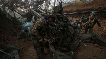 Los equipos de rescate limpian los escombros de una vivienda destruida por un ataque ruso