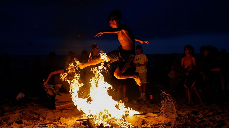 Fuegos, rituales y deseos: España recibe el verano con las hogueras de la Noche de San Juan
