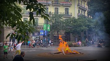 Els Bombers han ats ms de 1.350 avisos per incendis durant la revetlla de Sant Joan