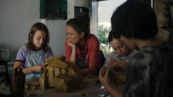 Sofia Otero y Patricia Lpez Arnaitz en '20.000 especies de abeja'
