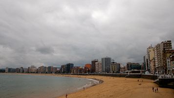 La Playa de San Lorenzo, en Gijn, este lunes con el cielo nuboso