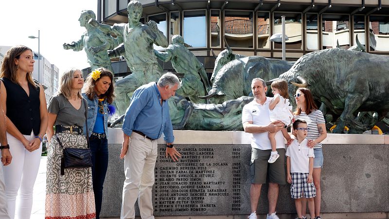 Pamplona recuerda a los corredores fallecidos en San Fermín grabando sus nombres en el Monumento del Encierro