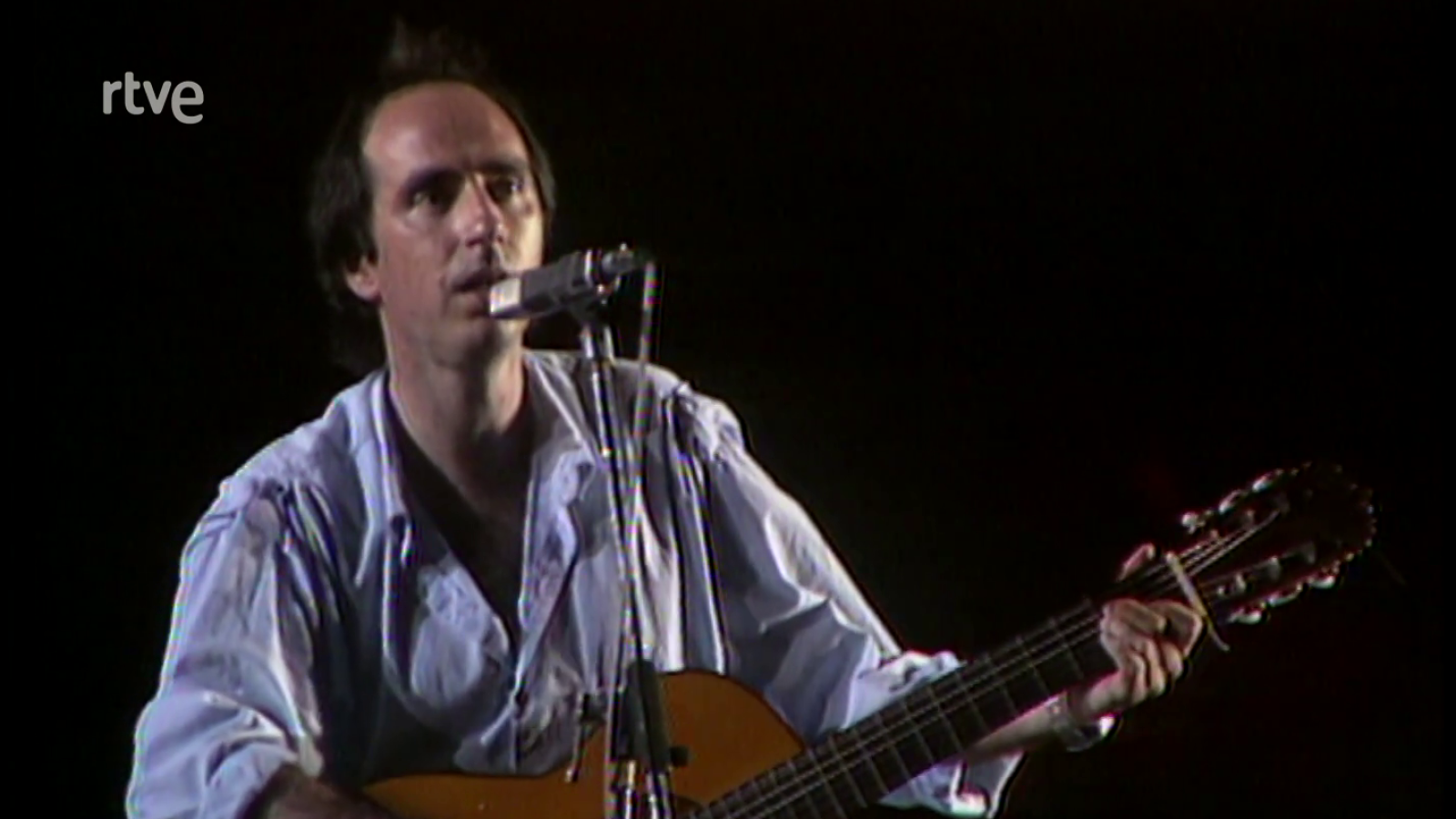 Lluís Llach actua al Camp Nou l'any 1985 - Arxiu TVE Catalunya | Veure