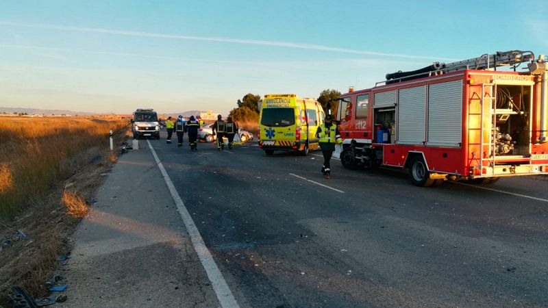 Dos muertos y ocho heridos en un choque frontal de dos vehículos en Murcia