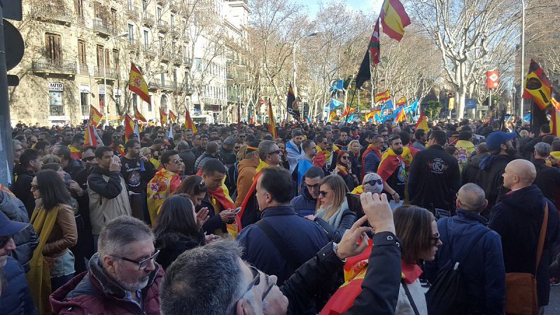 Miles de policías y guardias civiles se manifiestan en Barcelona para exigir la equiparación salarial