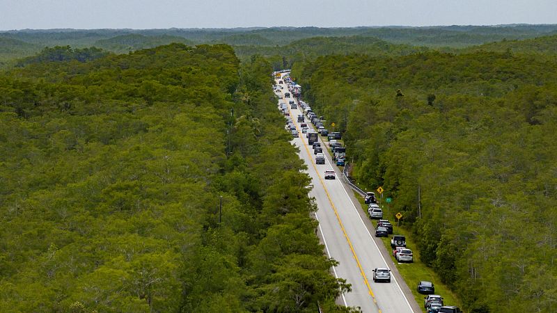 Alcatraz Caimán, la nueva prisión de migrantes construida en una reserva de humedales de Florida rodeada de caimanes