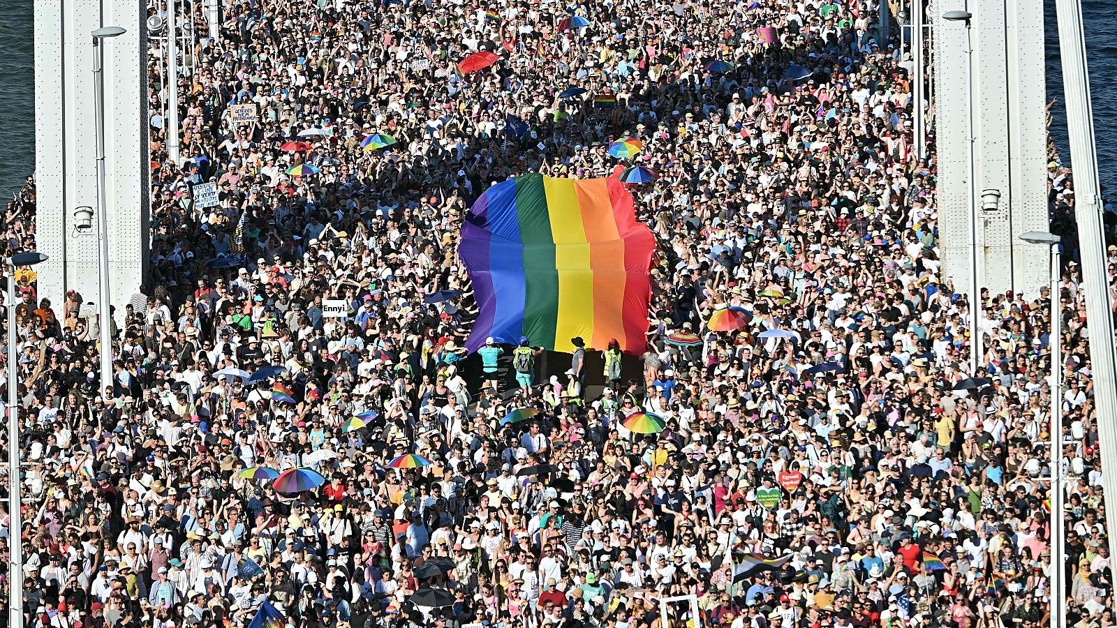 Multitudinaria marcha del Orgullo LGTBIQ+ en Budapest | Ver
