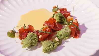 Receta de ensalada de atn con bizcocho de placton y esferas de albahaca de Gabriela en MasterChef 13