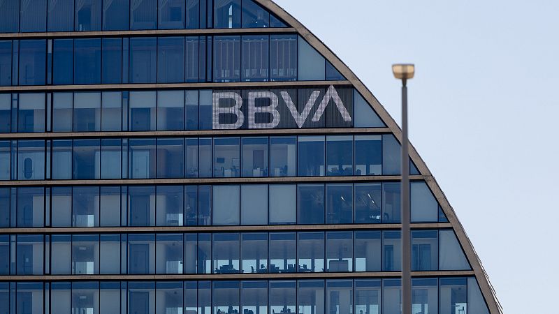 BBVA decide seguir adelante con la opa al banco Sabadell tras estudiar las condiciones del Gobierno