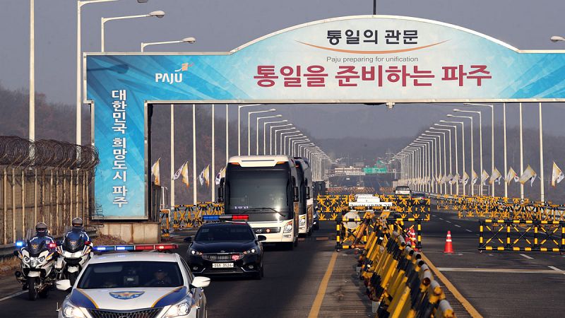 Una delegación de artistas norcoreanos viaja a Corea del Sur para preparar las actuaciones en los JJOO