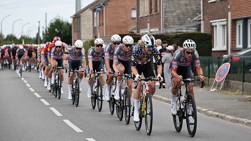 Jasper Philipsen se impone en el primer sprint del Tour 2025; Evenepoel y Roglic pierden 39'' por un abanico