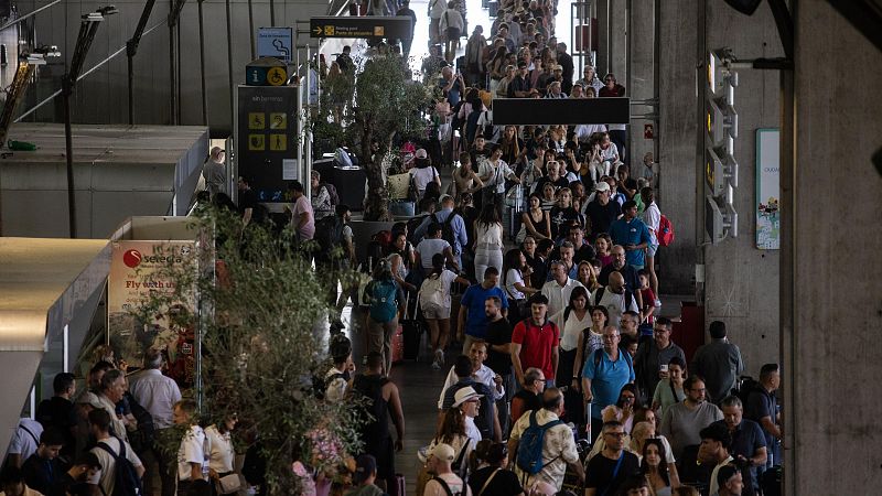 Cientos de pasajeros se agolpan en el control de seguridad de la terminal 4 de Barajas por un fallo informático