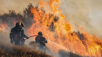 Ms de 5.000 personas son evacuadas de la isla de Creta por un incendio forestal