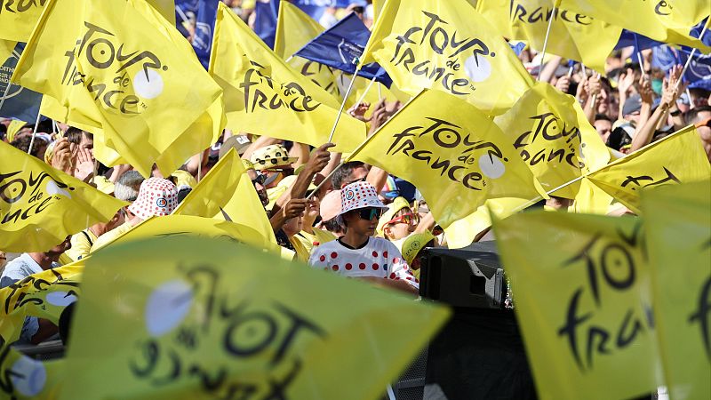 22 equipos y ambientazo en Lille: el Tour se presenta ante 12.000 personas