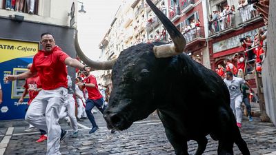 Toro Miura en la curva de Estafeta