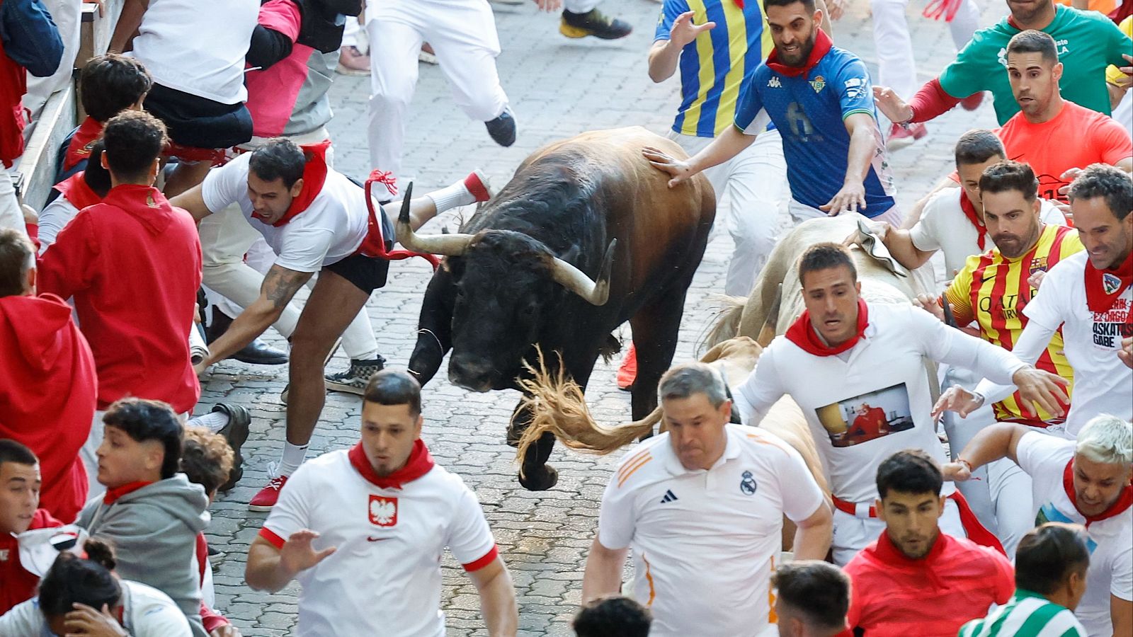 San Fermín 2025: Tercer encierro | Vídeo a cámara lenta | Ver