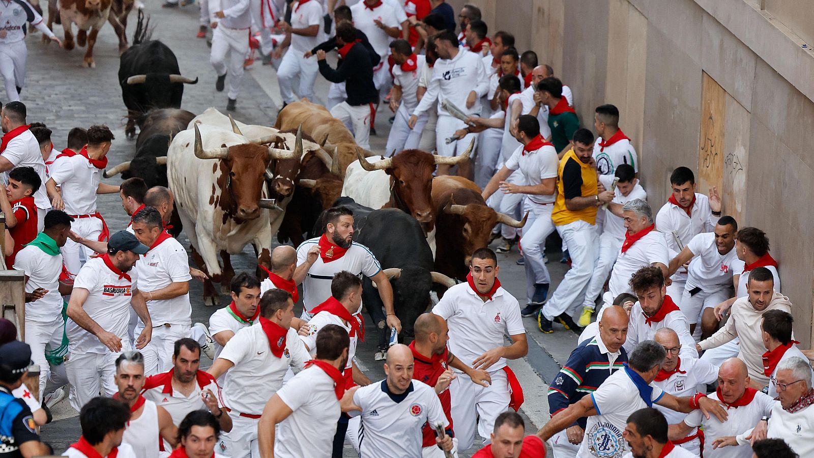 San Fermín 2025: Quinto encierro | Vídeo a cámara lenta | Ver