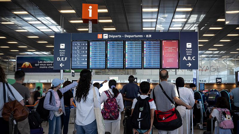 Los aeropuertos espaoles cancelan la mitad de vuelos con Francia por la huelga de controladores