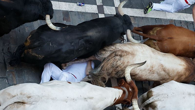 Mozos que echan las manos al toro y otros que las usan para protegerse: las fotos ms impactantes de San Fermn