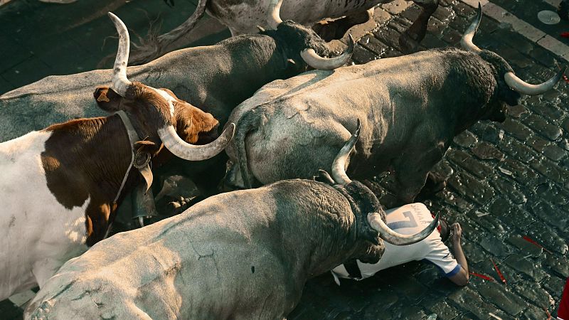 Montoneras, pisotones y demasiadas manos sobre el lomo de los toros: las fotos más impactantes del sexto encierro
