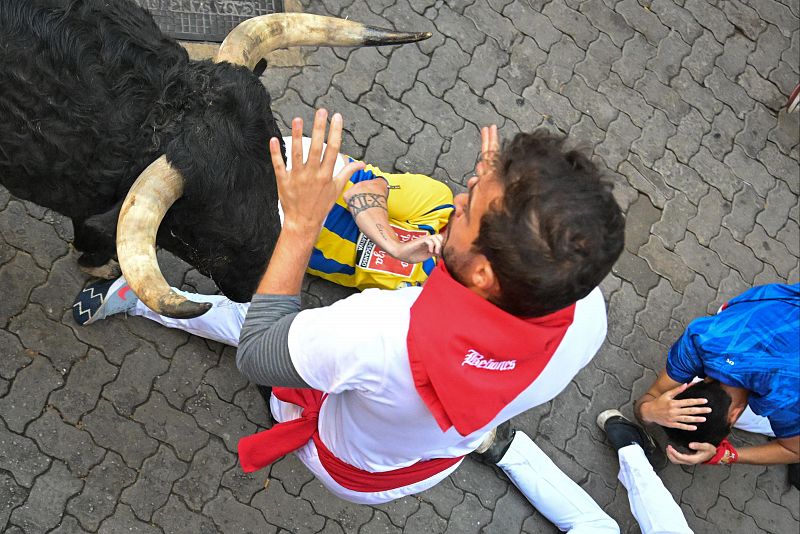 Mozos enganchados y otros que ven los pitones a milmetros: las fotos ms impactantes del sptimo encierro