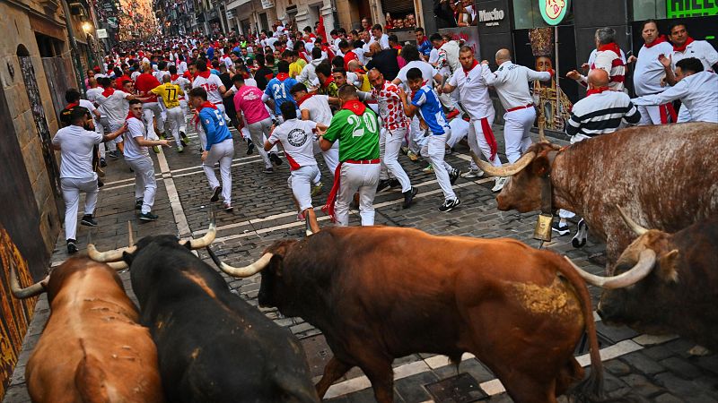 El cuarto encierro de San Fermn 2025 deja a los mozos lucirse entre los huecos: vdeo completo de la carrera