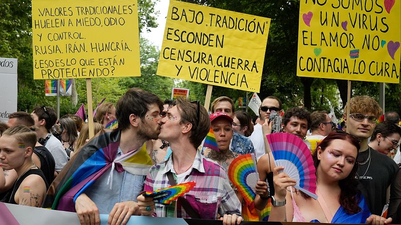 "Nos manifestamos por los que no pueden": el orgullo LGTBIQ+ en Madrid alerta contra el "retroceso" en derechos