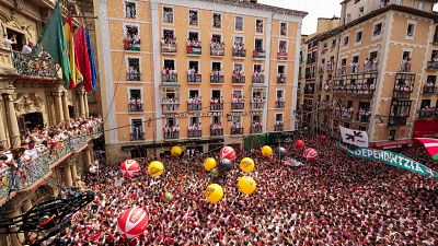 Los participantes ondean sus pauelos rojos durante el "Chupinazo" que marca el inicio oficial de las Fiestas de San Fermn