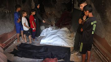 Palestinos velan los cuerpos de sus familiares asesinados en un ataque israel en Ciudad de Gaza