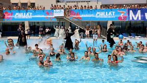 Espectacle aqutic de comediants en la jornada solidria per l'esclerosi multiple al Club Nataci Atltic-Barceloneta