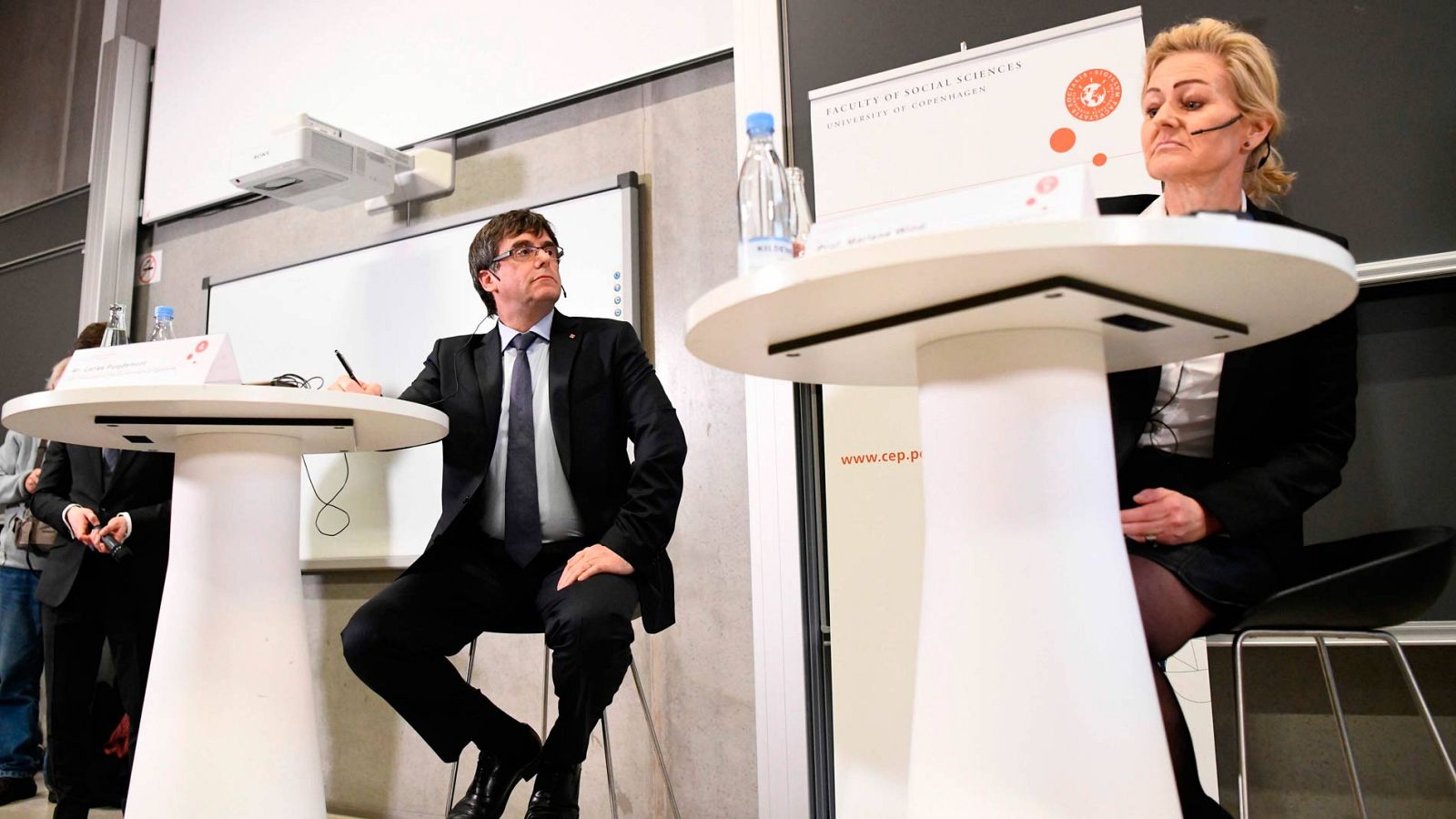 Las preguntas incómodas de una profesora danesa a Puigdemont - Los desayunos | Ver