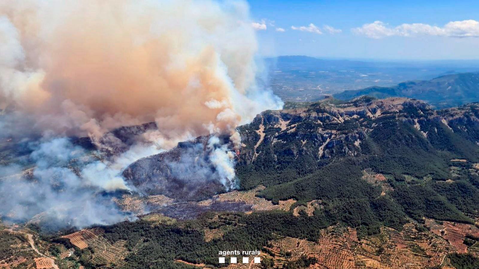 El incendio forestal en Paüls se complica y quema 1.500 hectáreas - Telediario Matinal | Ver