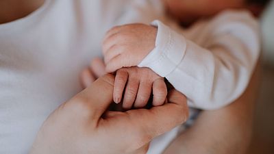Las manos de un beb y de su madre