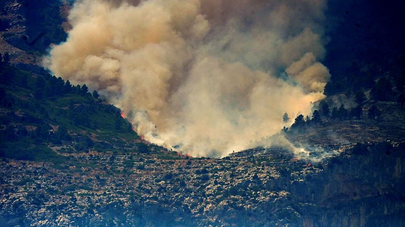 El incendio de Paüls, Tarragona, quema ya 3.137 hectáreas y confina a 18.000 personas de nueve localidades