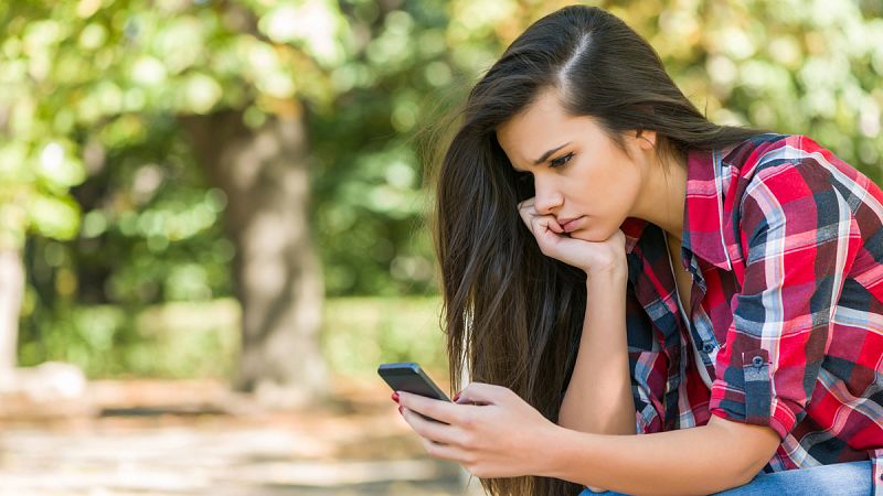 Los jóvenes que pasan más tiempo enganchados al móvil son más infelices, según un estudio