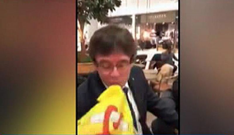 Puigdemont besa una bandera española, abordado por un hombre en Copenhague