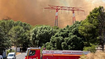 Vista del humo elevndose durante el incendio forestal cerca de Marsella