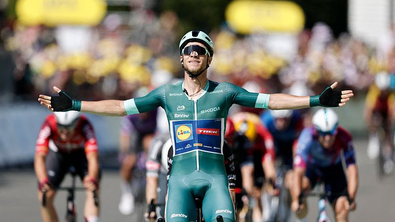 Jonathan Milan pone el picante a una insulsa etapa en el Tour con su victoria al esprint en Laval